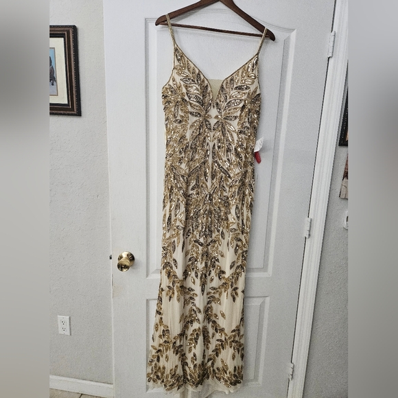 Mac Duggal Embellished Leaf Gown in Gold 12 NWT - Picture 3 of 10